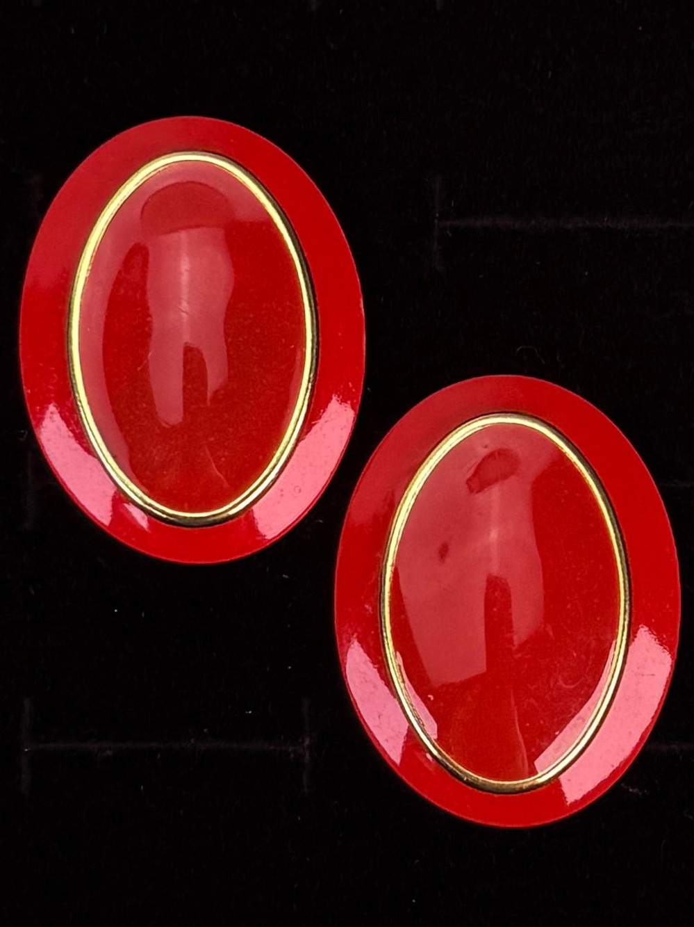 Vintage lightweight Bold Red Oval pierced Earrings with Goldtone Accents